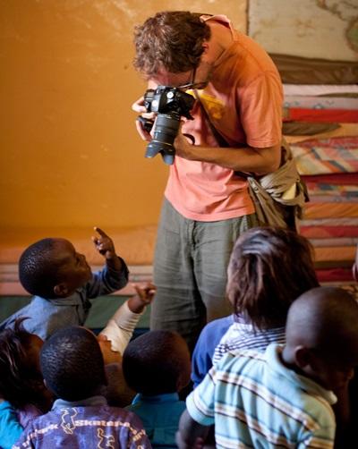 Frivillig tar bilder av barn på Rainbow Educare Frivillig tar bilder av barn på Rainbow Educare til artikkel