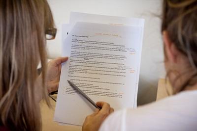 Frivillig og lokal journalist gjennomgår en artikkel Projects Abroad frivillig og lokal journalist gjennomgår en artikkel