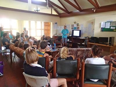 Ian Campbell snakker til Projects Abroad sine frivillige på Fiji En presentasjon om haibevaring laget av Ian Campbell